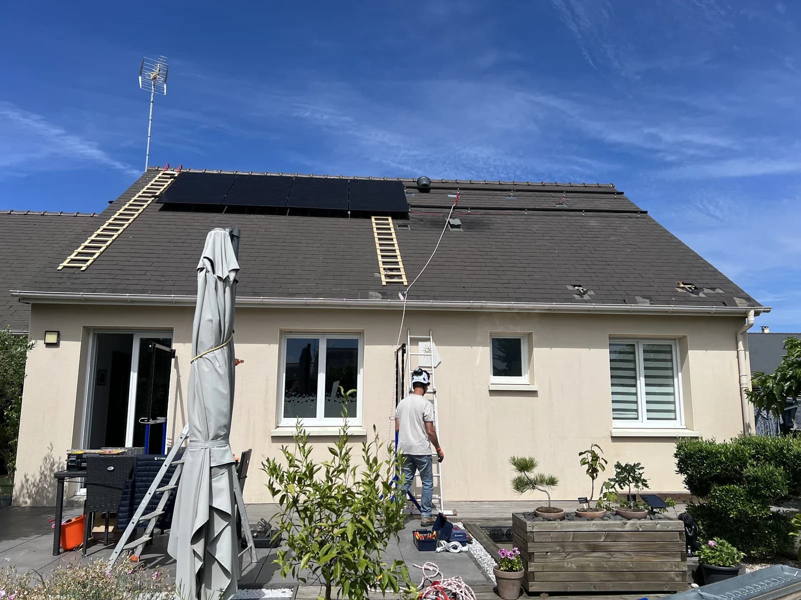 Chantier Solaren en Loire-Atlantique : panneaux en cours de pose, échelle de toit en place