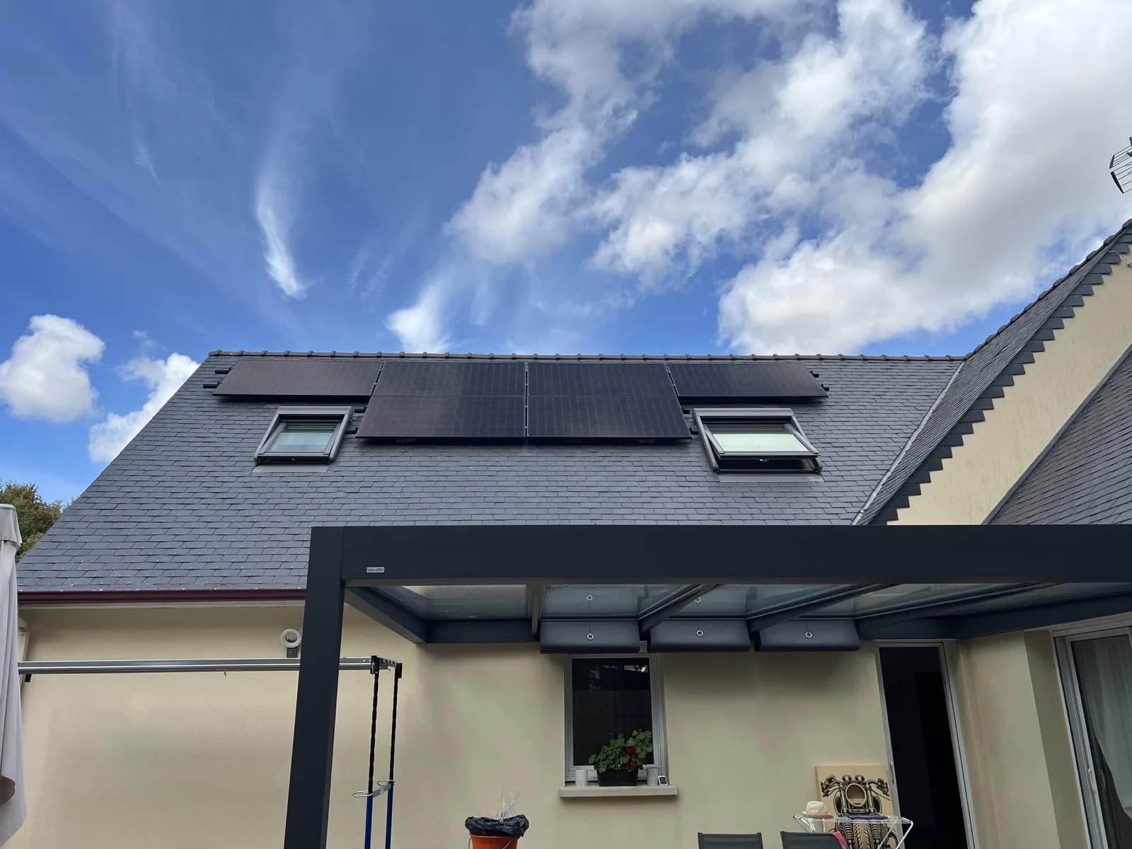 Panneaux solaires posés entre deux fenêtres de toit sur une ardoisière en Loire-Atlantique