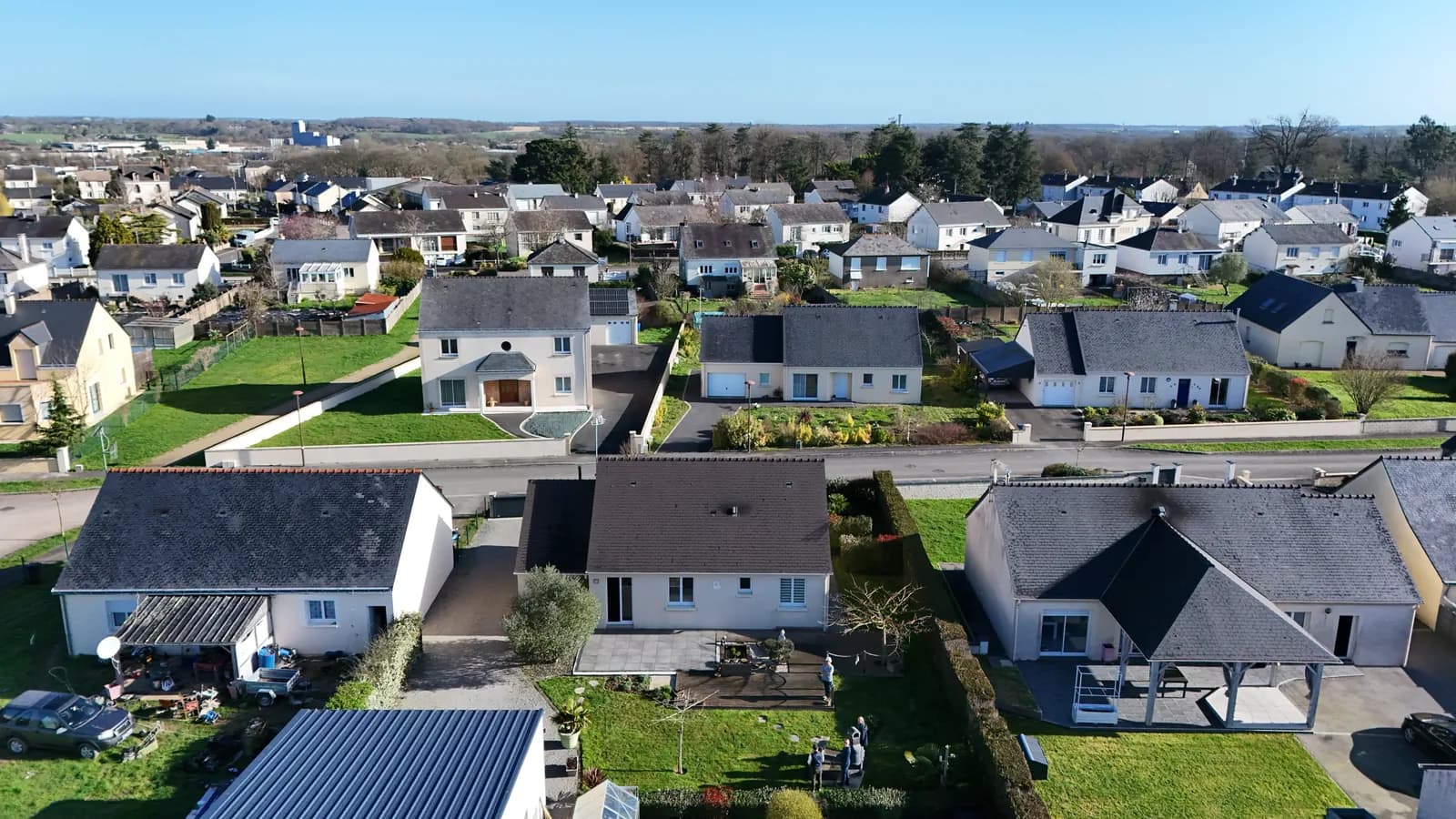 Vue aérienne d'un lotissement de Loire-Atlantique, toiture équipée de panneaux solaires au premier plan