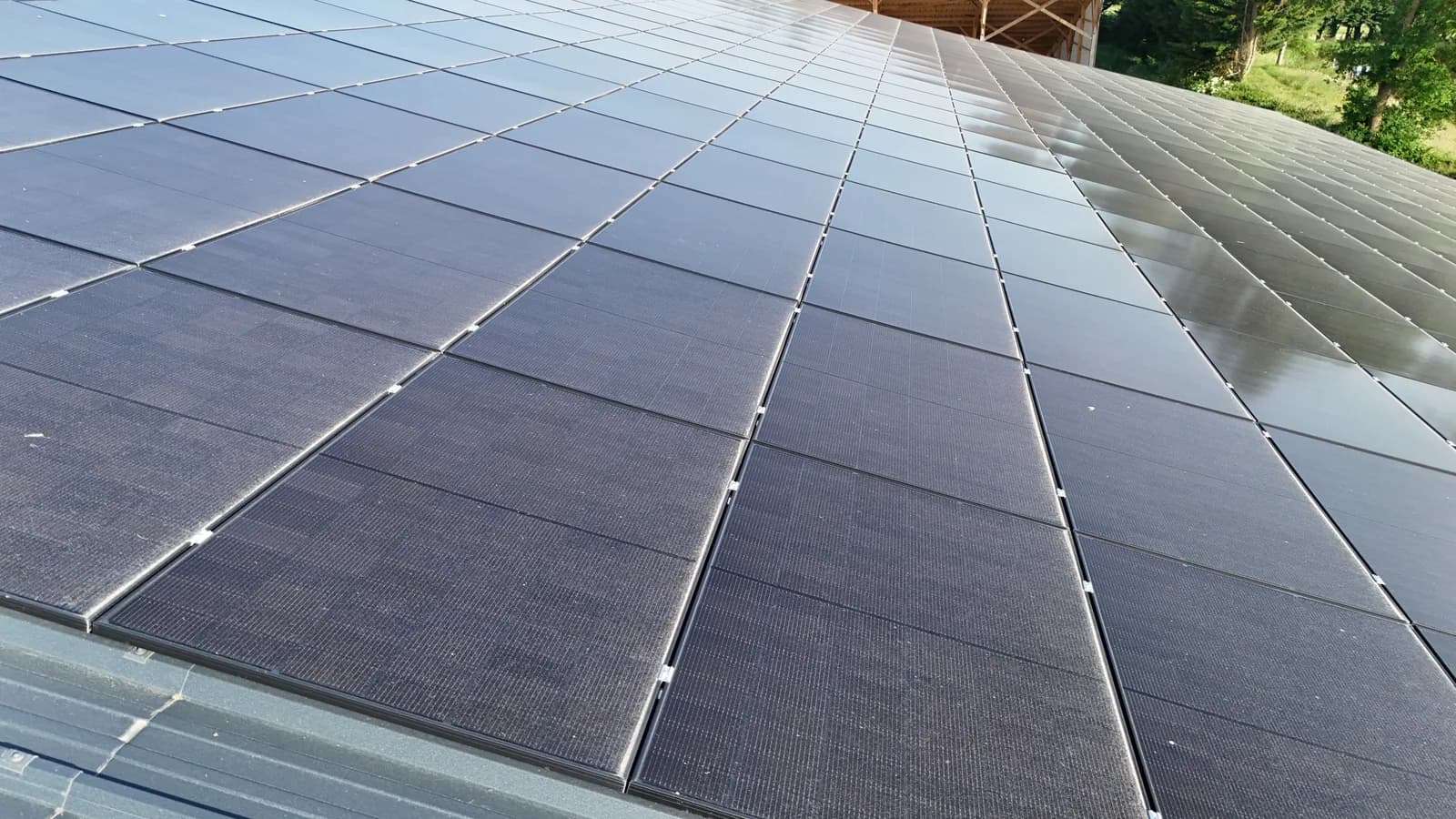 Vue drone d'une toiture couverte de panneaux photovoltaïques