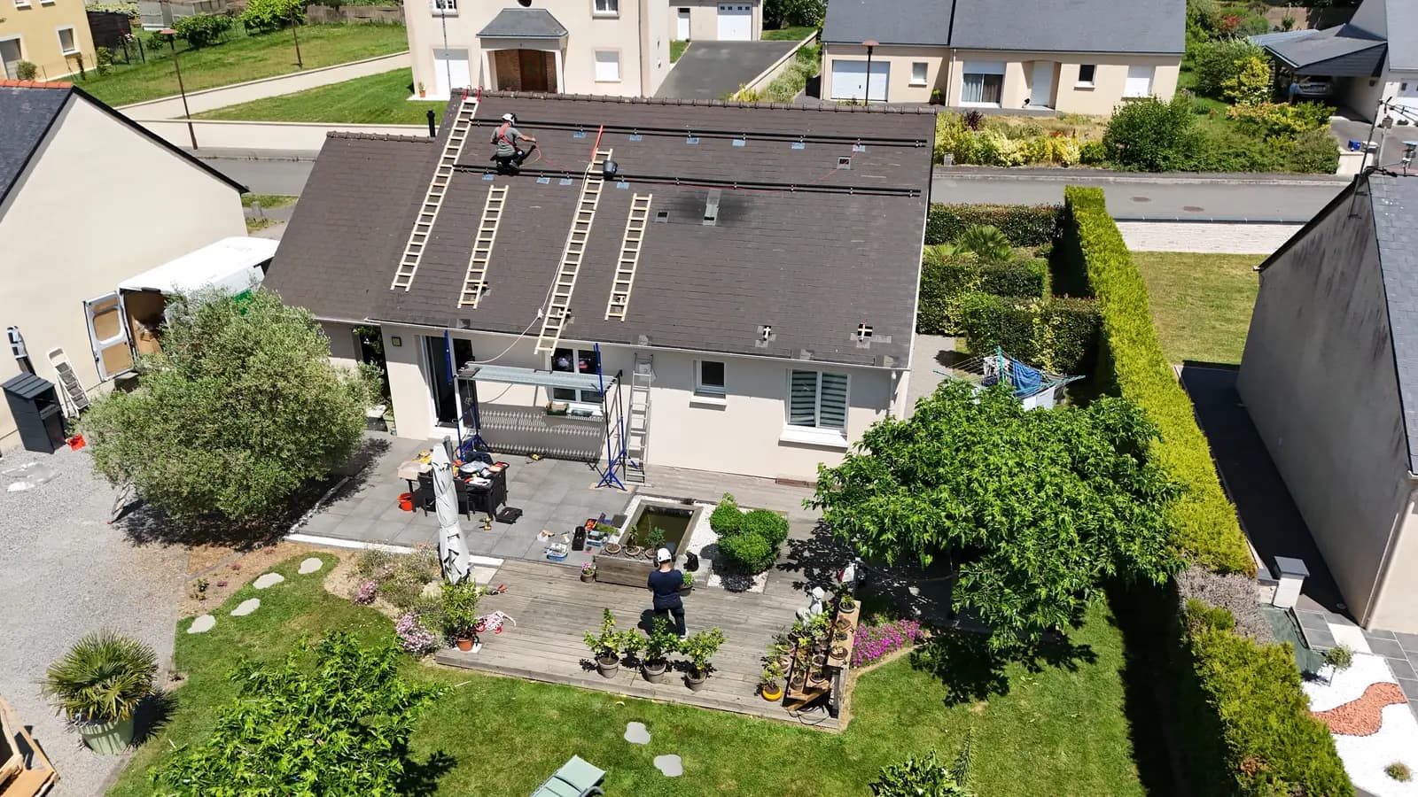 Chantier Solaren vu du ciel : installateurs sur le toit d’une maison de Loire-Atlantique, échelles en place