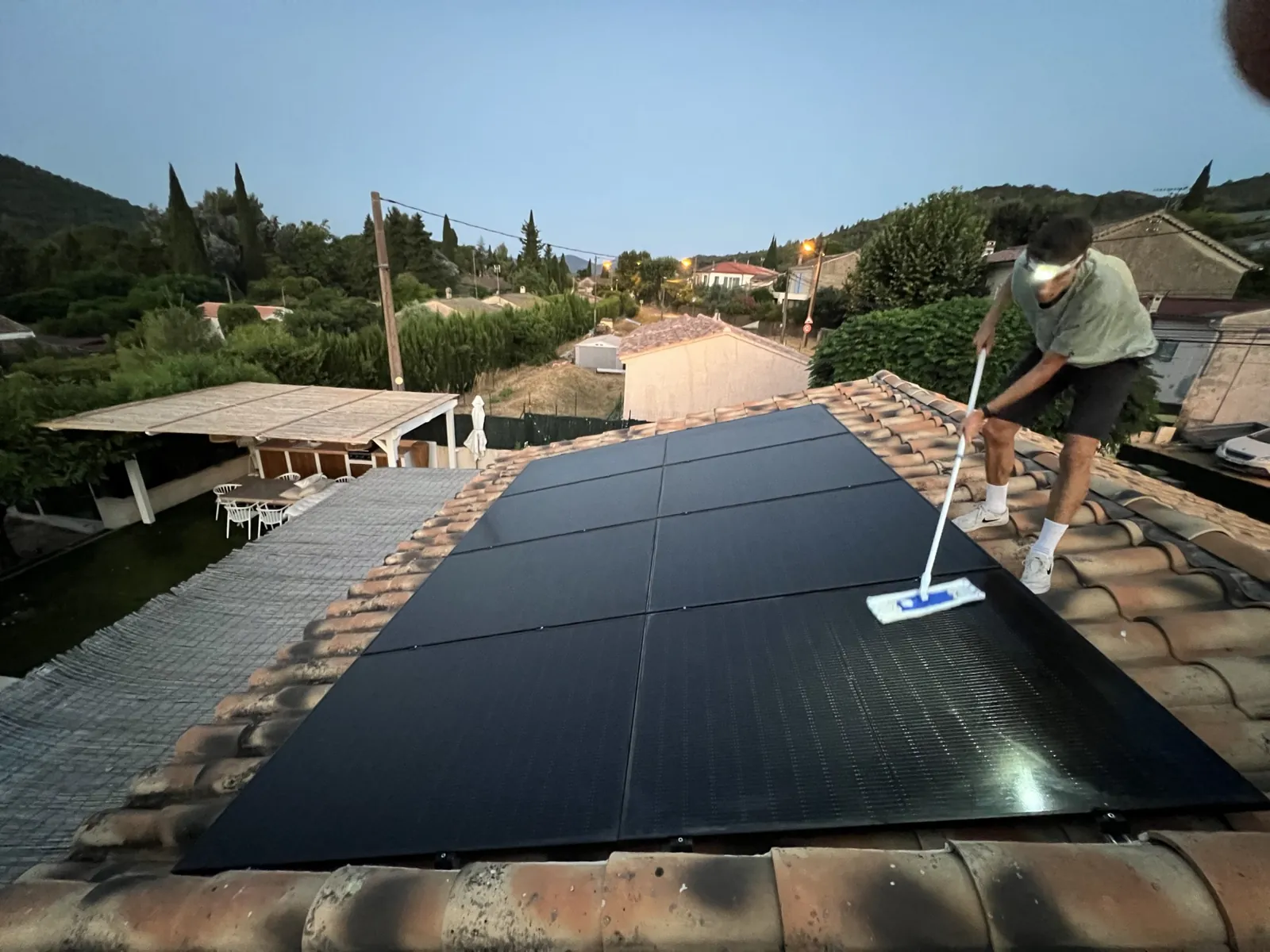 Panneaux sur toiture tuiles avec vue sur les collines varoises