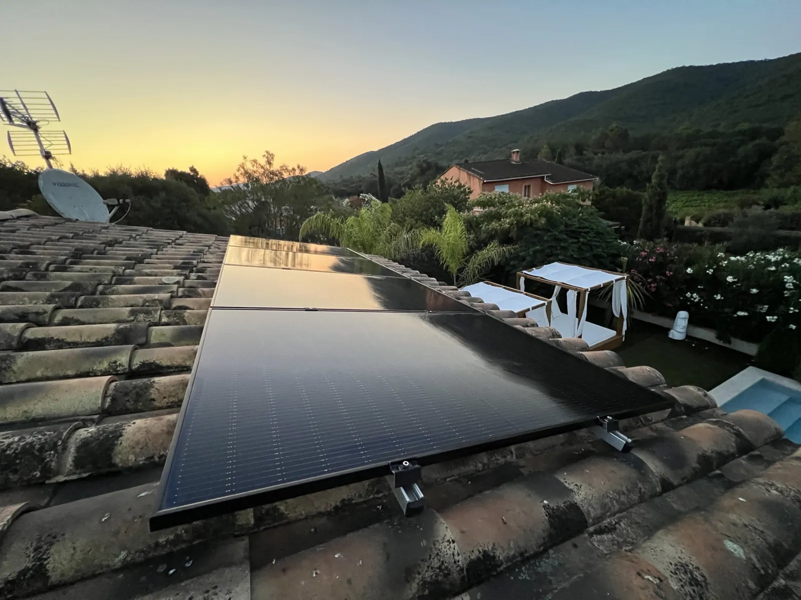 Villa du Var avec piscine, panneaux solaires posés par Solaren sur la toiture en tuiles