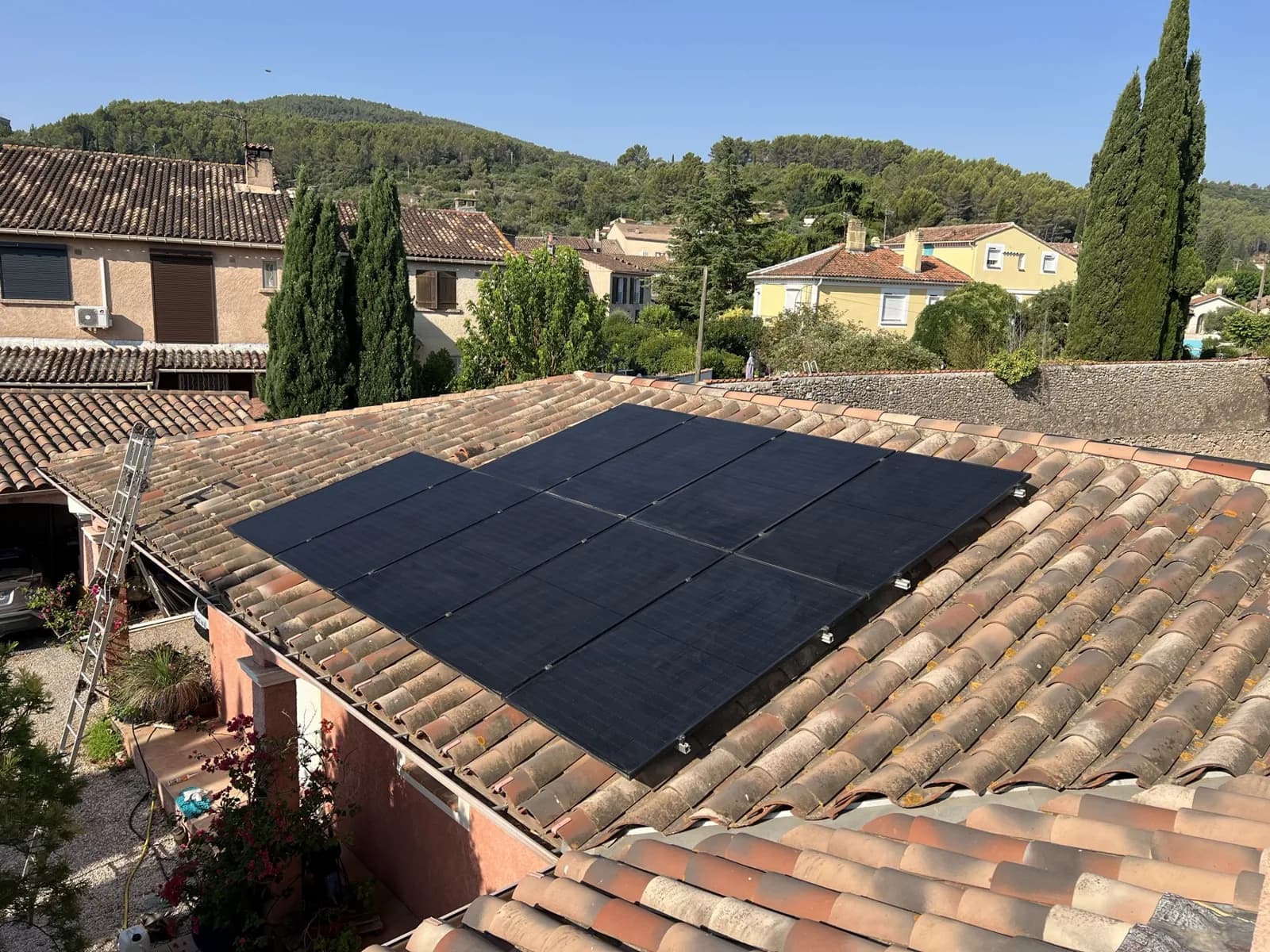 Installation sur pan de toiture en tuiles, Var (83)