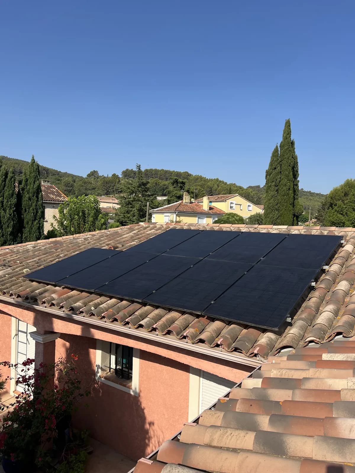Panneaux solaires posés par Solaren sur une toiture en tuiles dans le Var
