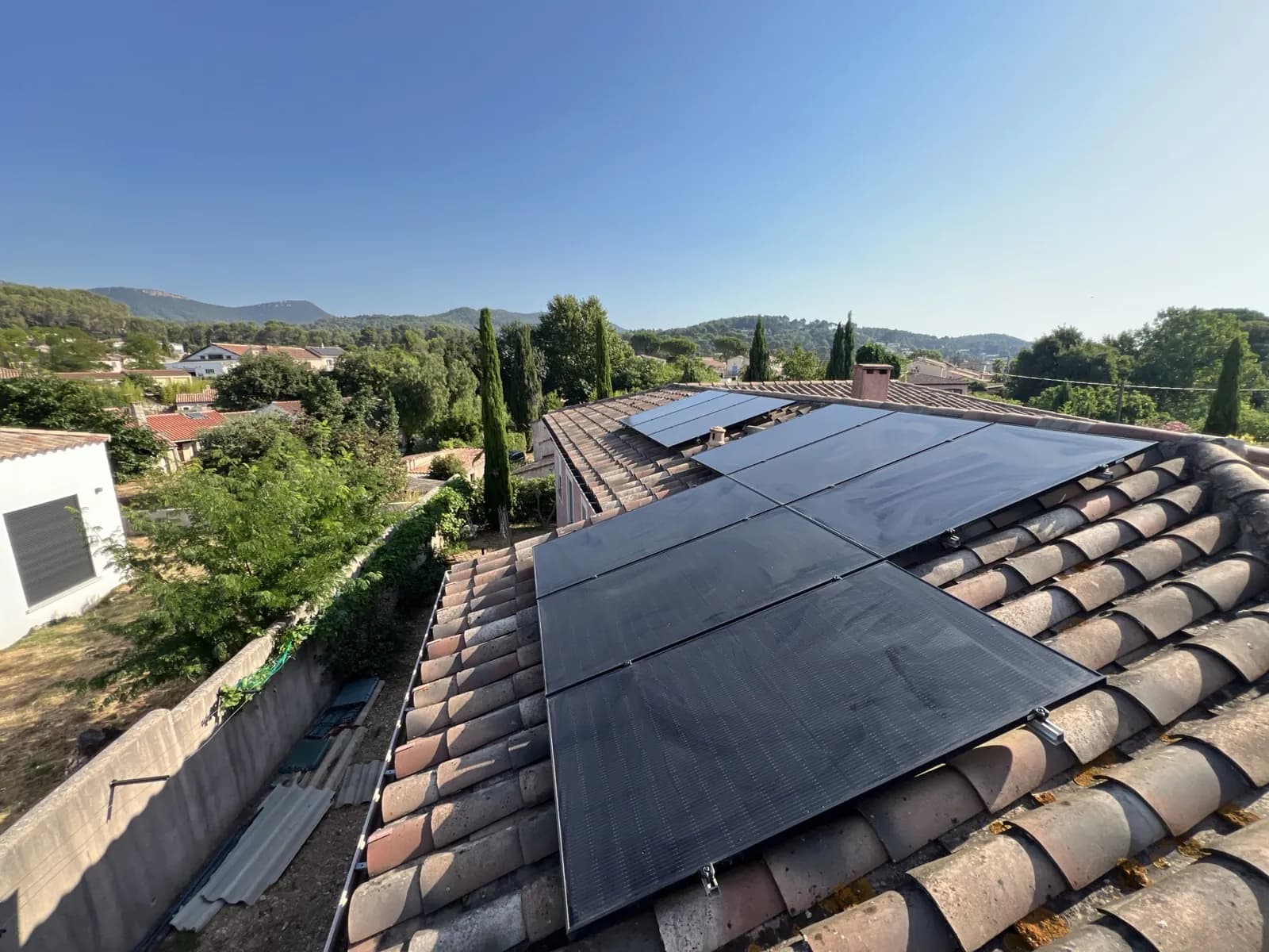 Deux champs de panneaux solaires posés par Solaren sur une villa du Var